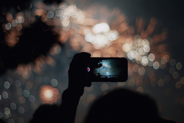 image représentant une personne entrain de filmer un évènement avec son téléphone
